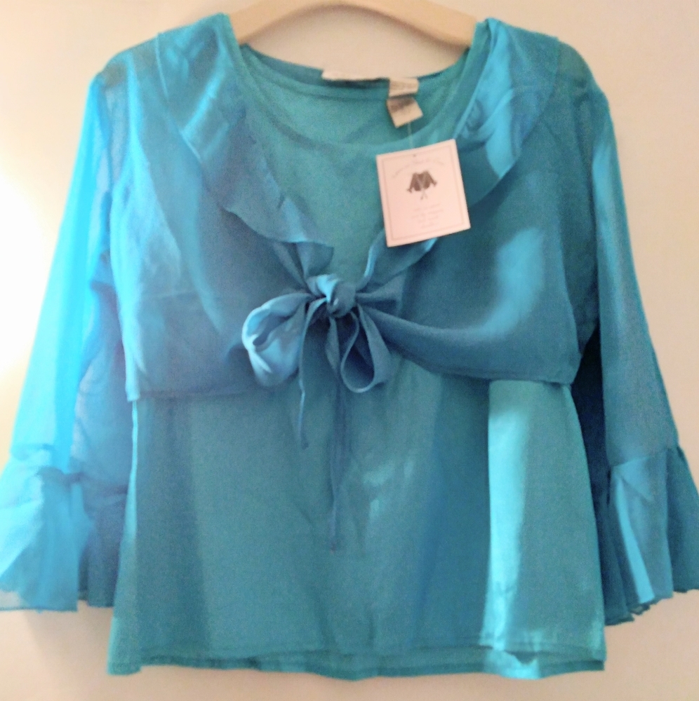 Turquoise tank with tie.